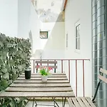 2Br Terrace W Ac - Time Out Market | By Airnest