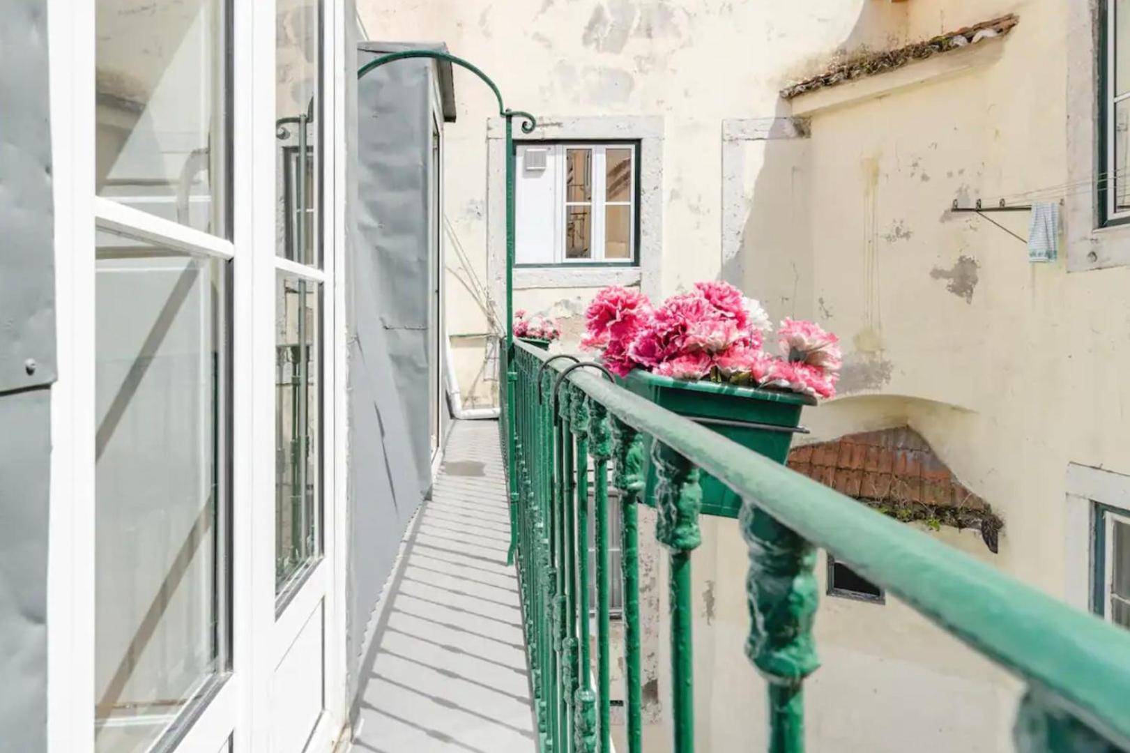 2br Terrace W Ac - Time Out Market | By Airnest Apartment *